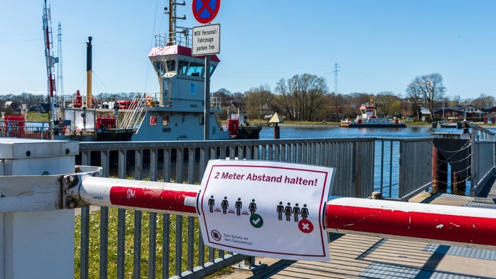 Fähre am Nord-Ostsee-Kanal mit Hinweisschild auf Abstandspflicht.