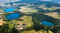 Drei Maare in der Eifel, aus der Luft aufgenommen.