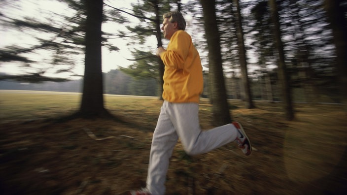 Ein Jogger im Wald.