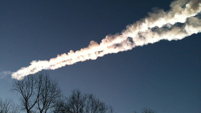 Eine weiße Staubwolke am Himmel