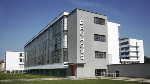 Außenansicht des Bauhaus-Gebäudes in Dessau