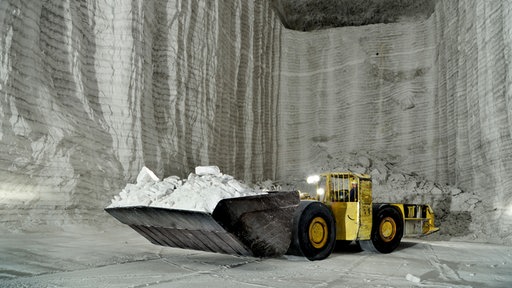 Bagger in einem Salzbergwerk