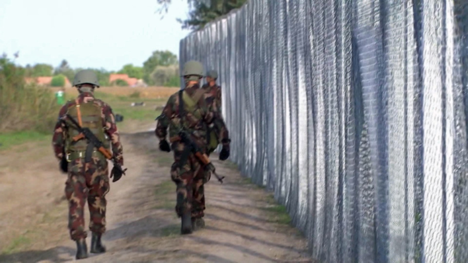 Ungarisches Militär patrouilliert an einem Zaun.