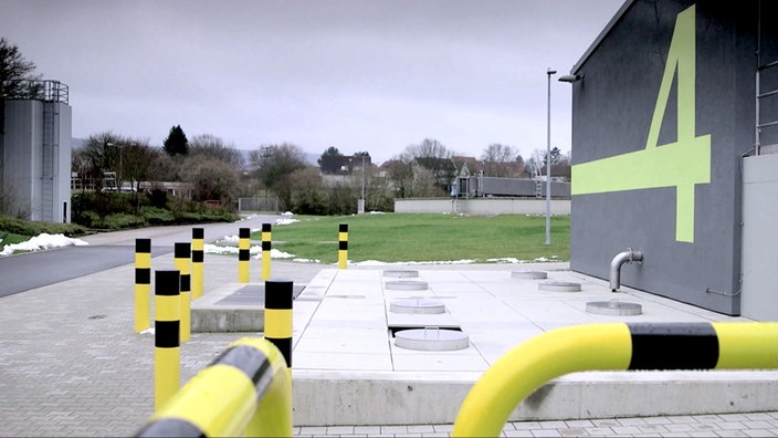 Blick auf eine moderne Wasseraufbereitungsanlage.