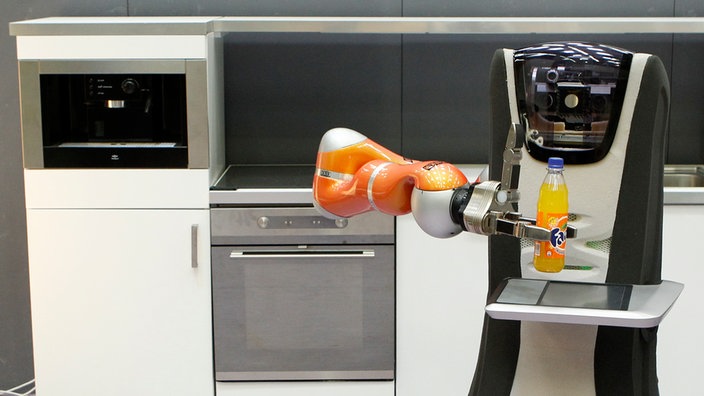 Roboter stellt Limonade auf ein Tablet