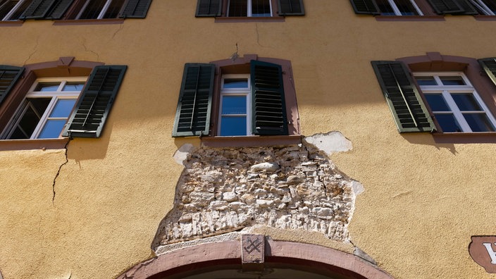 Ein beschädigtes Haus in der Altstadt von Staufen