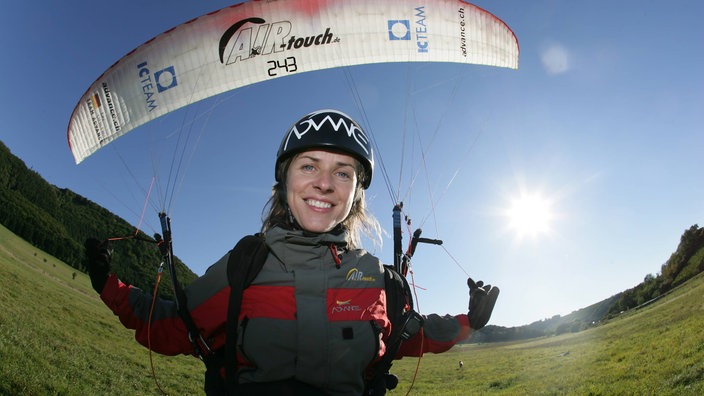 Die Gleitschirmfliegerin Ewa Wisnierska mit Gleitschirm