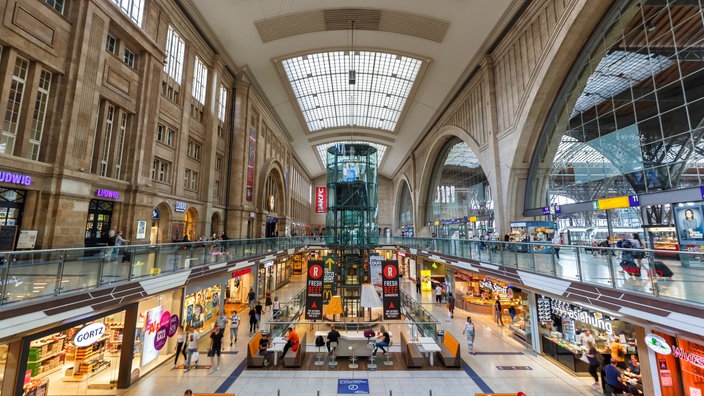 Bahnhofshalle in Leipzig mit vielen Läden