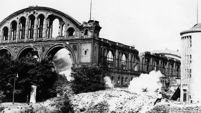 Eine ausgebombte Bahnhofsruine wird gesprengt.