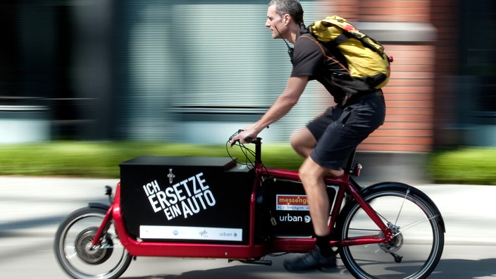 Lastenrad mit Elektroantrieb, Radler ist ein Mann