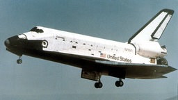 Space Shuttle Columbia kurz vorm Aufsetzen auf den Boden.